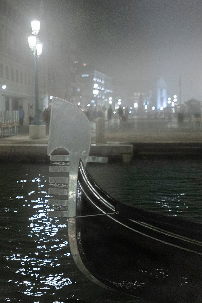 25 - VENEZIA - LA SERA E LA NEBBIA SULLA GONDOLA A RIPOSO.jpg